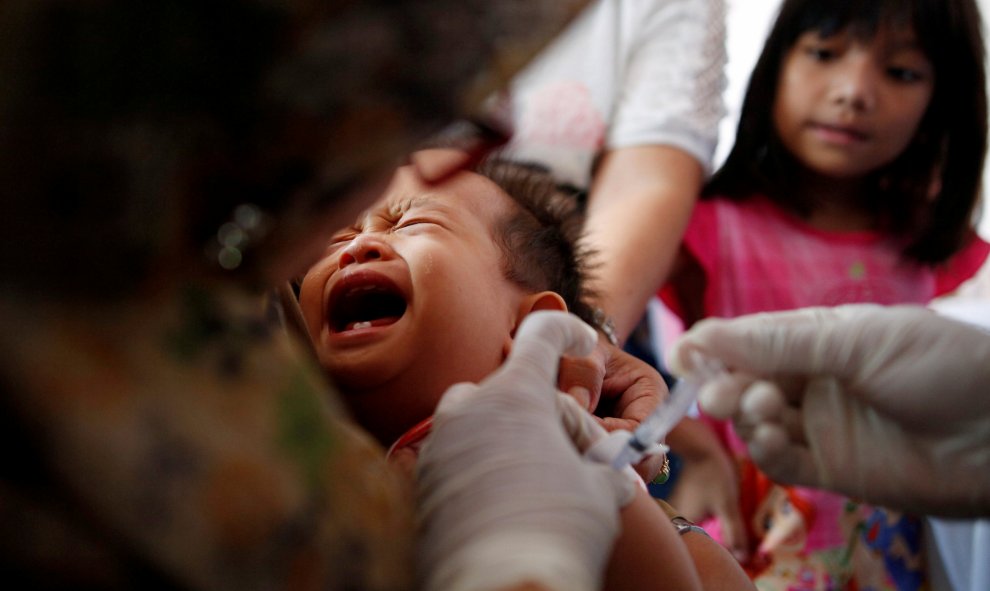 Un niño que recibió la medicación falsa de una red de narcotráfico es revacunados en una clínica en el este de Yakarta , Indonesia. REUTERS / Darren Whiteside