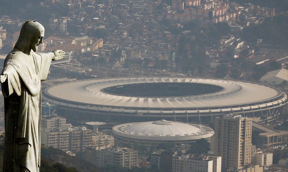 Una vista aérea muestra la estatua del Cristo Redentor con el estadio Maracaná de fondo , en Río de Janeiro, Brasil. REUTERS / Ricardo Moraes