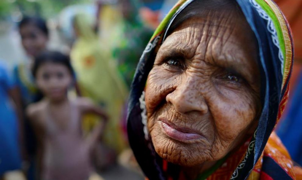 Una anciana se refugia en un campamento provisional provisional tras las inundaciones en el distrito de Morigaon, India. Las inundaciones afectan a más de 2.100 localidades en 18 de los 35 distritos del estado y unas 88.000 personas en Assam, donde la sit