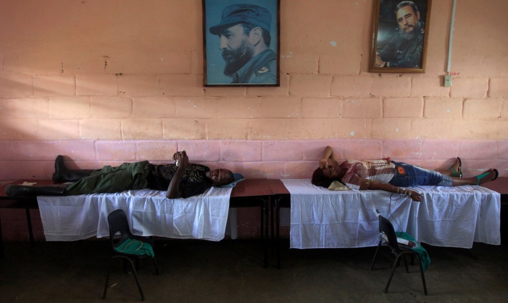 Varios voluntarios donan sangre en la provincia cubana de Artemisa, en uno de los actos que forman parte de las celebraciones 90 cumpleaños de Fidel Castro. REUTERS/Enrique de la Osa