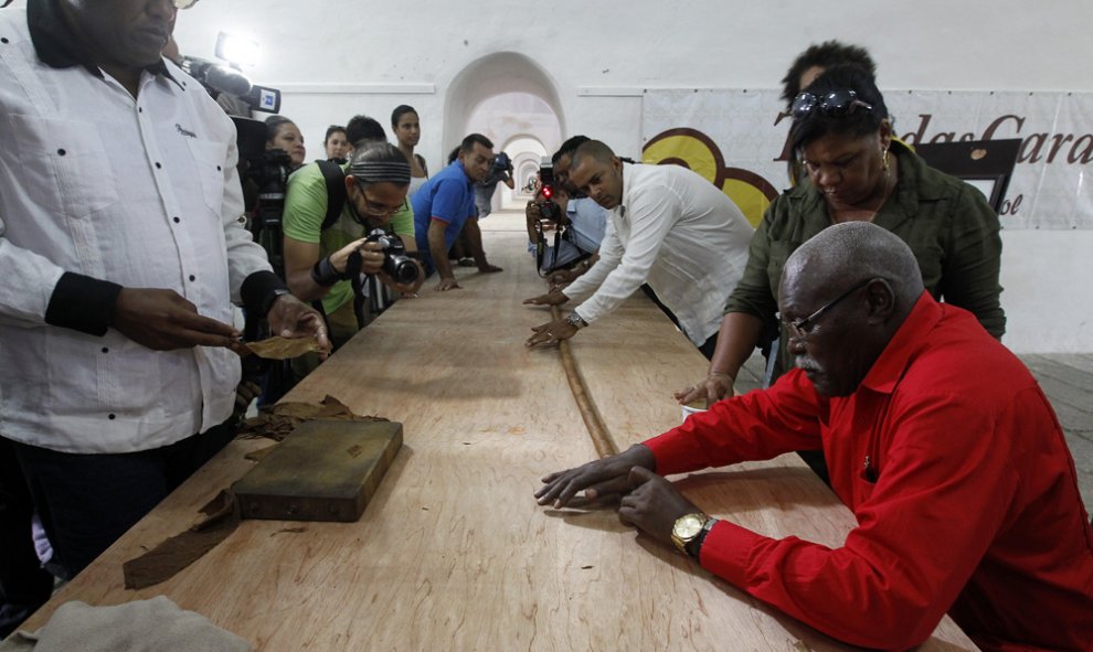 José Castelar Cairo, conocido como 'Cueto', presenta en La Habana (Cuba), el puro más grande del mundo de 90 metros en honor al aniversario del líder de la Revolución cubana, Fidel Castro, quein cumple 90 años. EFE/Ernesto Mastrascusa