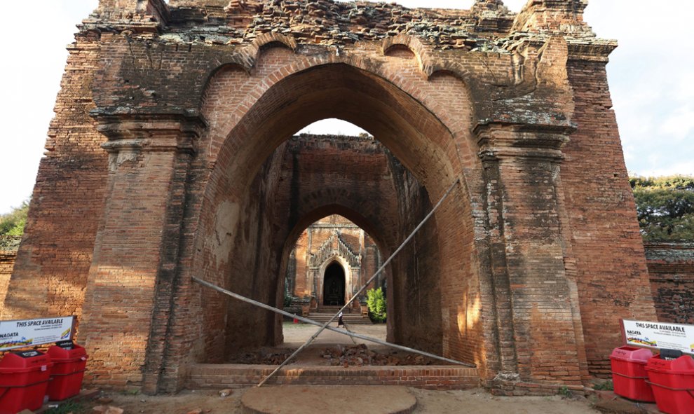 Fotografía de los daños un templo en Bagan, al sur de Mandalay (Birmania), tras el terremoto de 6,8 grados que afectó la región central del país. EFE/HEIN HTET