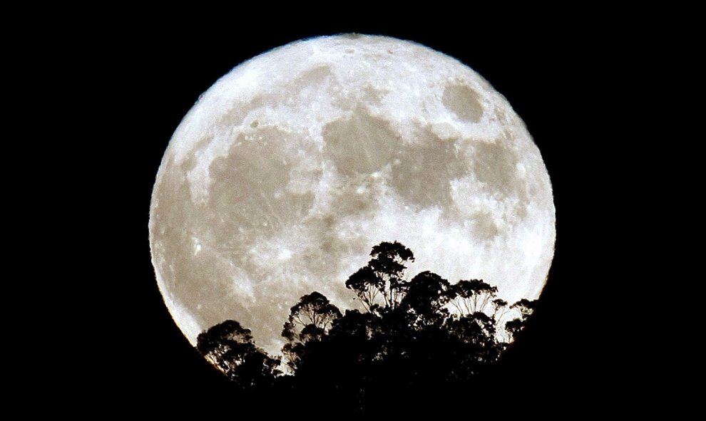 Salida de la luna en Pontedeume (A Coruña). EFE/ Cabalar