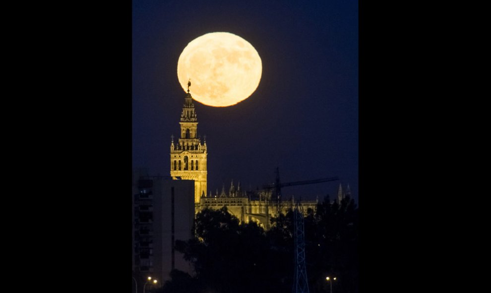 Salida de la luna ante la Giralda de Sevilla. EFE/Raúl Caro.