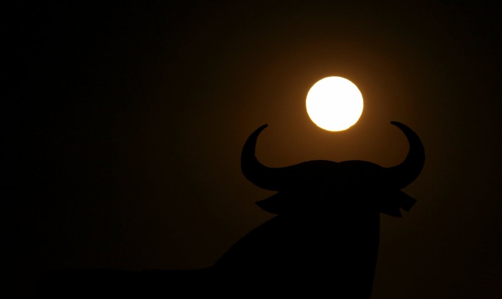 La superluna vista desde un lugar cercano a Sevilla. REUTERS/Marcelo del Pozo