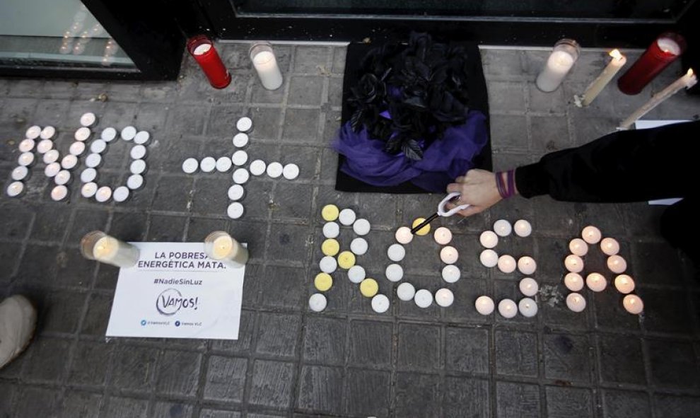 Homenaje a Rosa, la anciana de 81 años fallecida en Reus, durante la concentración en la sede de Gas Natural Fenosa en Valencia / EFE