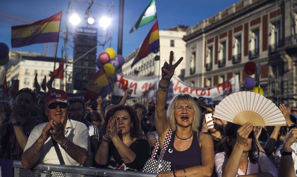 Cientos de personas participan en la Puerta del Sol de Madrid en la concentración convocada por Podemos en favor de las mociones de censura contra el jefe del Ejecutivo, Mariano Rajoy, y la presidenta de la Comunidad de Madrid, Cristina Cifuentes. EFE/Emi