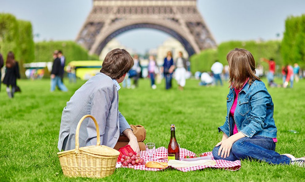 Un picnic frente a la Torre Eiffel /Architecture and Design