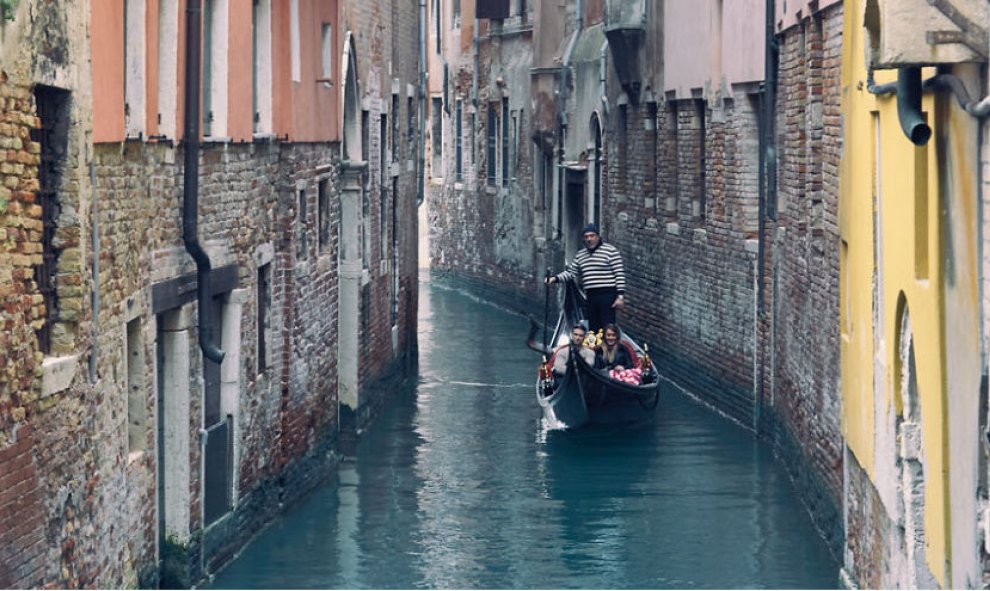 Una góndola na<vega por los canales de Venecia /Architecture and Design