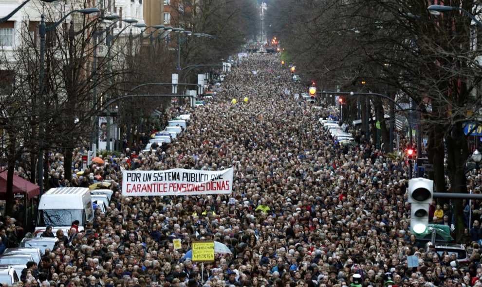 Otro aspecto de la multitudinaria manifestación en Bilbao. | EFE