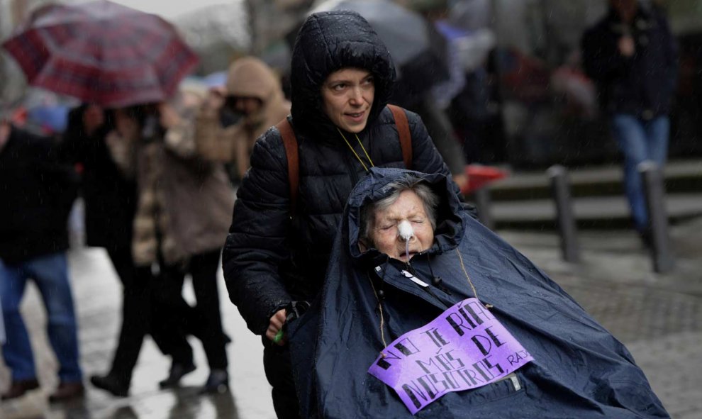 Una mujer impedida asiste a la manifestación en Gijón. | REUTERS