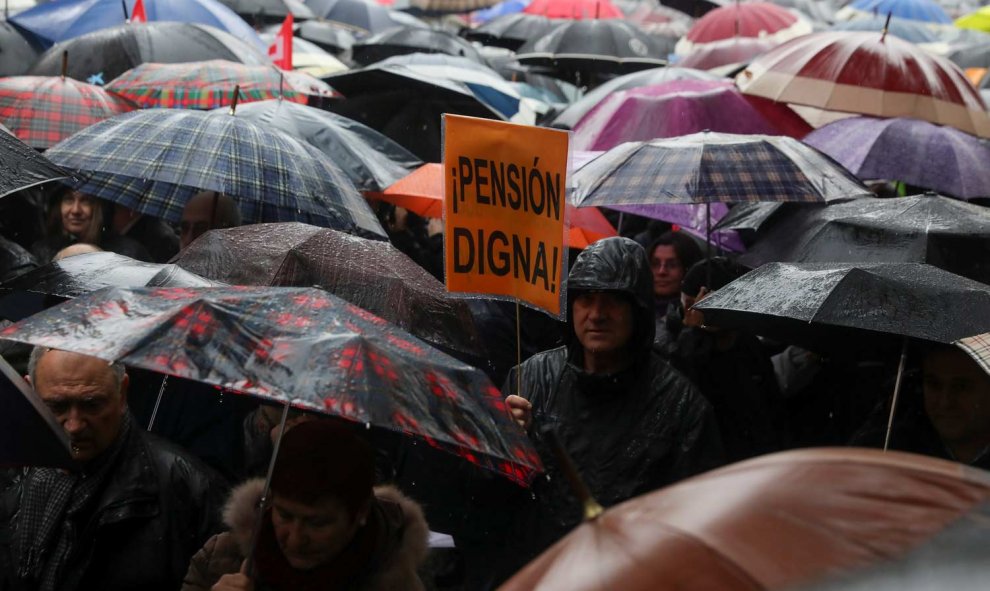 La lluvia y el mal tiempo no fueron un obstáculo para que miles de personas salieran a las calles en Madrid. | REUTERS