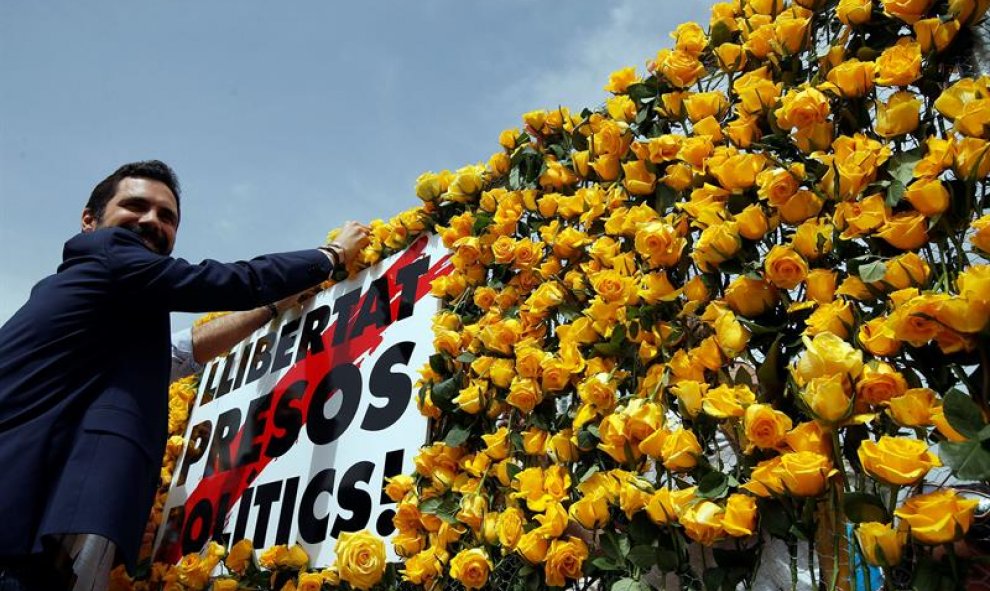 Sant Jordi: Libros y rosas amarillas: Catalunya celebra un Sant Jordi muy  reivindicativo | Público