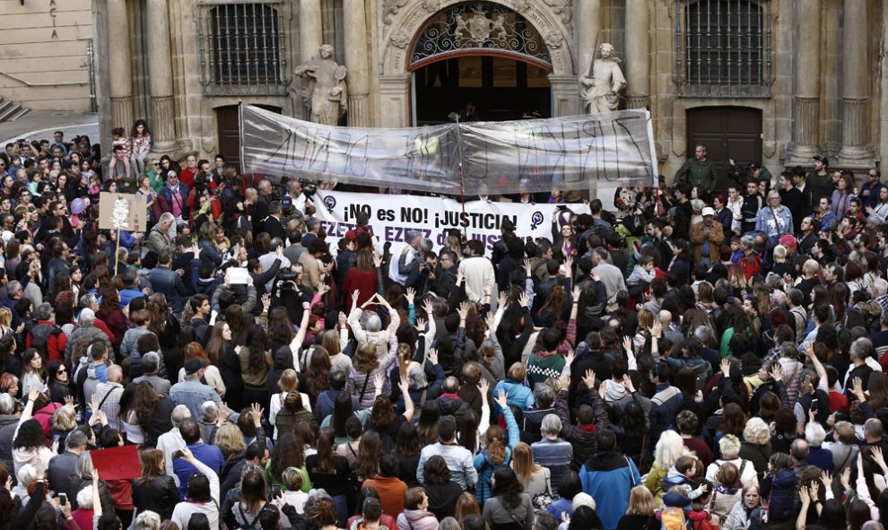 Miles de personas se concentran en la Plaza Consistorial de Pamplona, uno de los escenarios que en los Sanfermines 2016 evidenció el rechazo a las agresiones sexistas, y que esta tarde se ha vuelto a llenar para reflejar el malestar por la sentencia que c