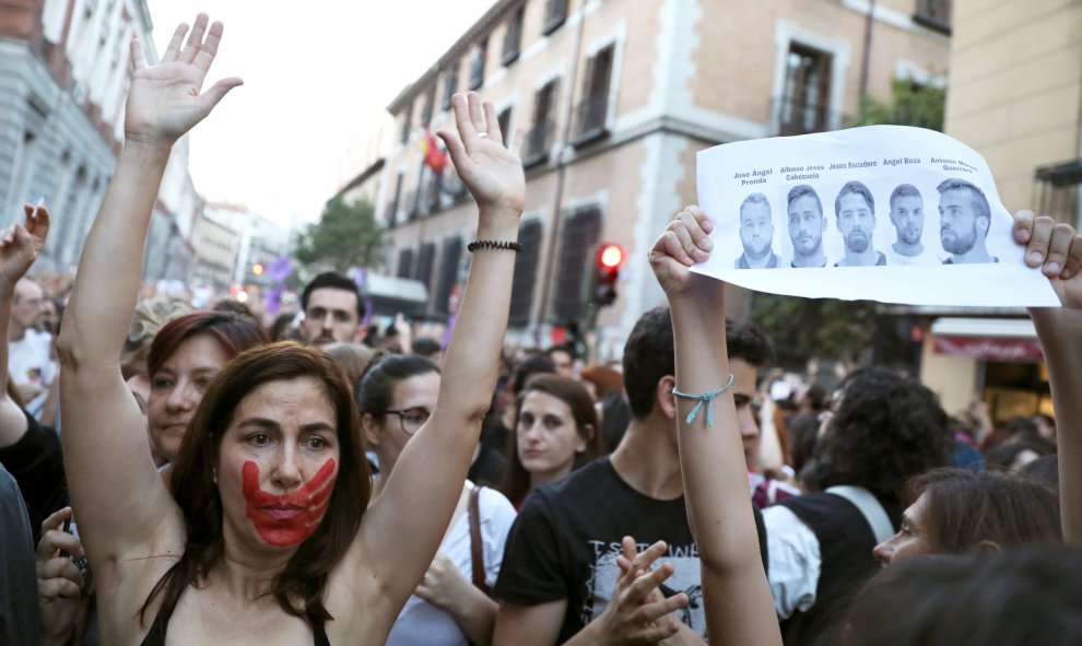 Miles de personas asisten a la concentración convocada por colectivos feministas esta tarde frente al Ministerio de Justicia, en Madrid, para expresar su apoyo y solidaridad a la víctima de los miembros de La Manada, después de conocerse la sentencia que