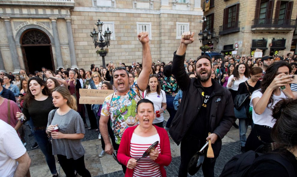 Manifestación convocada esta tarde en Barcelona, en señal de repulsa a la sentencia dictada hoy contra los cinco integrantes de la Manada. La concentración ha sido convocada a última hora de la mañana de hoy en varias ciudades de España por colectivos fem