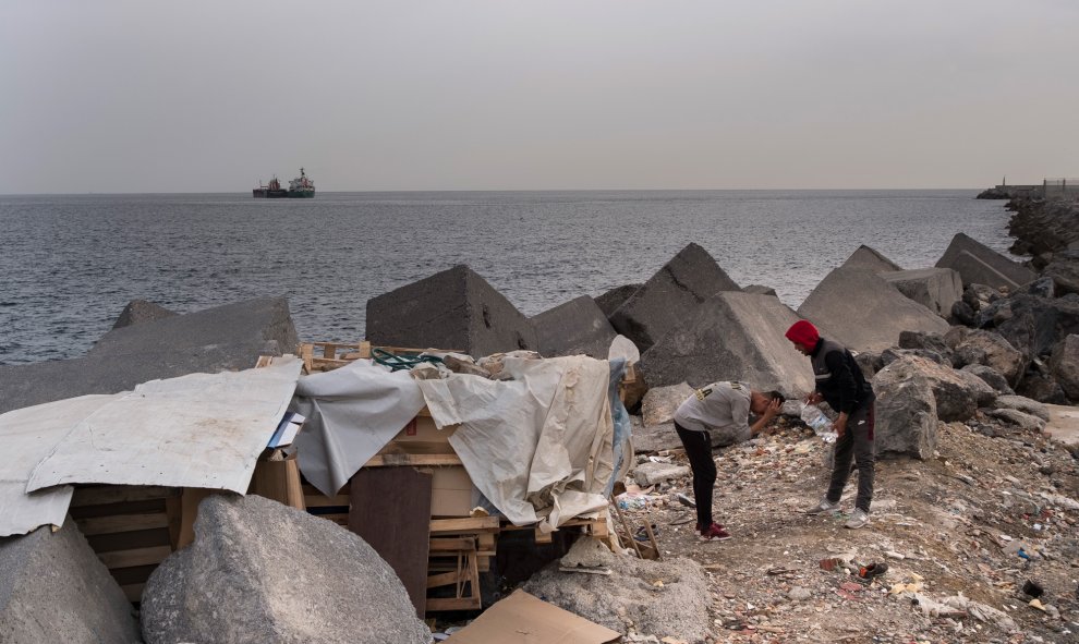 Entre cartones, expuestos al frío y la lluvia, viven decenas de menores extranjeros no acompañados en las inmediaciones del puerto de Ceuta.- PEDRO ARMESTRE/ SAVE THE CHILDREN