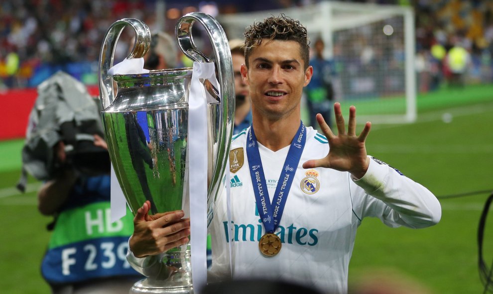 Cristiano Ronaldo celebra la decimotercera Champions del Real Madrid, la quinta de su cuenta particular.- REUTERS