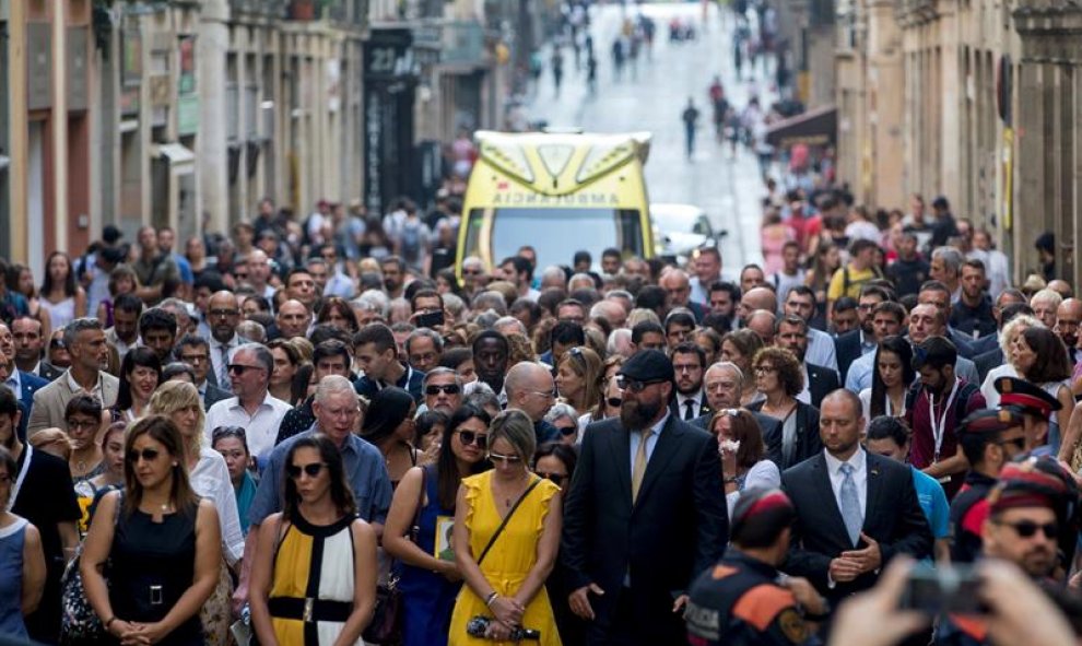 Decenas de personas han participado en la marcha que recuerda a las víctimas del atentado en Catalunya del 17A. | EFE / Quique García