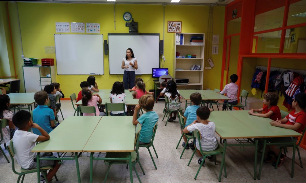 Niños del Colegio Virgen del Cortijo de Madrid atienden a la profesora durante el primer día del curso escolar 2018-2019 que ha comenzado hoy en la Comunidad de Madrid y finalizará el 21 de junio de próximo año - EFE/Fernando Alvarado