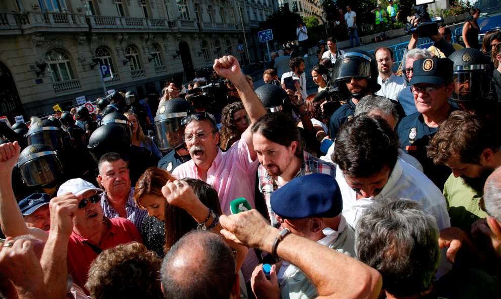 El líer de Podemos, Pablo Iglesias, con los pensionistas que se concentraron en el Congreso de los Diputados pidiendo mejoras en sus prestaciones. REUTERS/Stringer