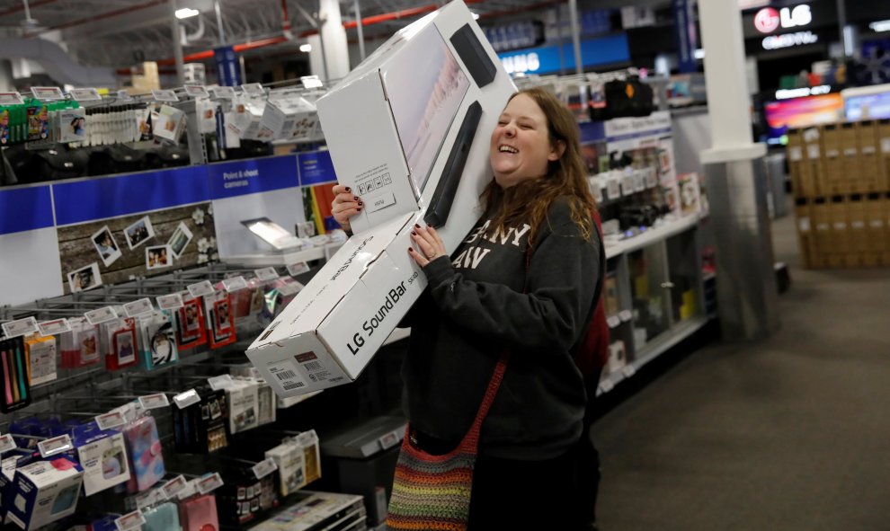 Una mujer, visiblemente cargada, durante el Black Friday en Nueva York. REUTERS/Shannon Stapleton