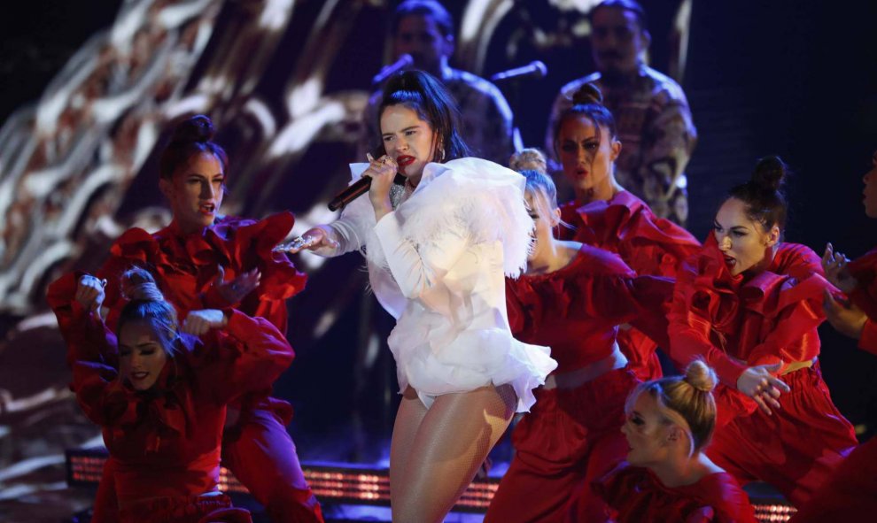 Rosalía en la actuación de los Latin Grammy. REUTERS/Mario Anzuoni