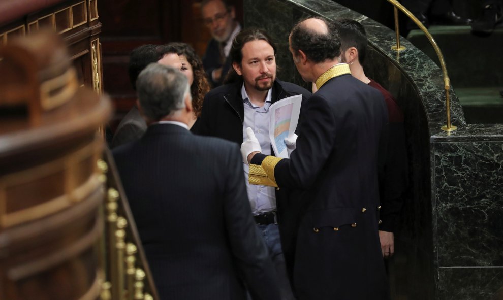 El líder de Podemos, Pablo Iglesias, a su llegada al hemiciclo del Congreso de los Diputados, en el que se celebra la solemne conmemoración del 40 aniversario de la Constitución. EFE/Zipi