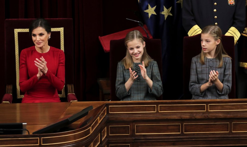 La Reina Letizia, la Princesa Leonor (c) y la Infanta Sofía, en el hemiciclo del Congreso de los Diputados, en el que se celebra la solemne conmemoración del 40 aniversario de la Constitución.- EFE/Zipi