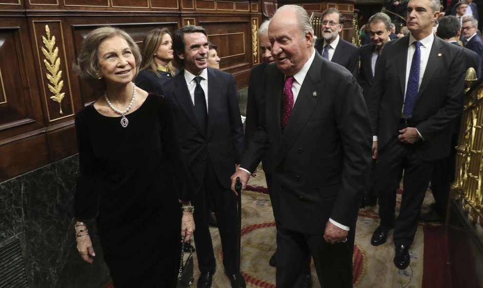 Los reyes eméritos Juan Carlos y Sofía, a la salida del hemiciclo del Congreso de los Diputados tras finalizar el acto de la solemne conmemoración del 40 aniversario de la Constitución. EFE/Zipi