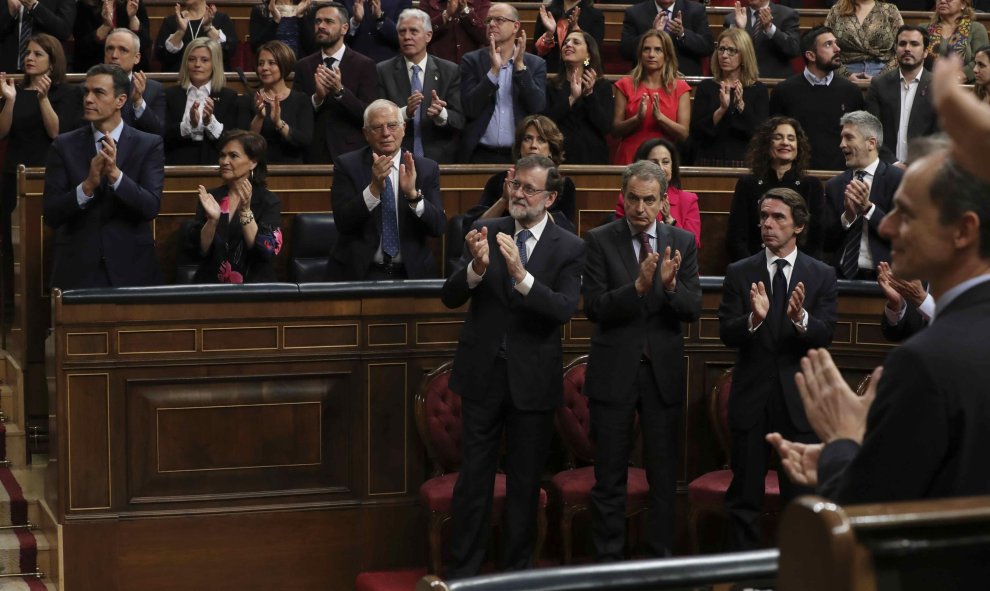 Los ex presidentes del Gobierno Mariano Rajoy (abajo-i), José Luis Rodríguez Zapatero (abajo-2i) y José María Aznar (abajo-3i), junto al resto de asistentes en el hemiciclo del Congreso de los Diputados aplauden tras finalizar el discurso del rey Felipe V