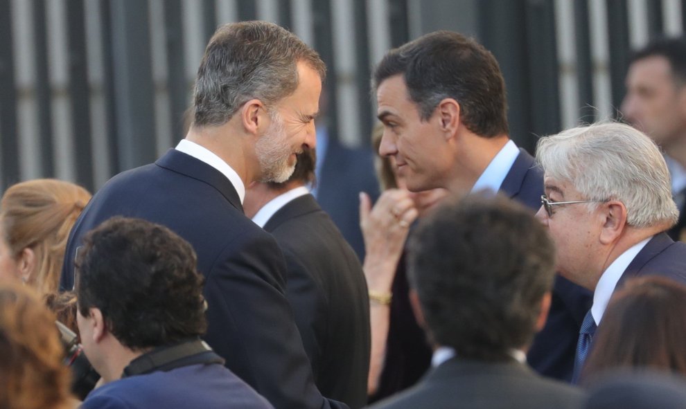 El rey Felipe VI y el presidente del gobierno Pedro Sánchez, en exterior del Congreso de los Diputados, tras la solemne conmemoración del 40 aniversario de la Constitución. EFE/Juanjo Martín