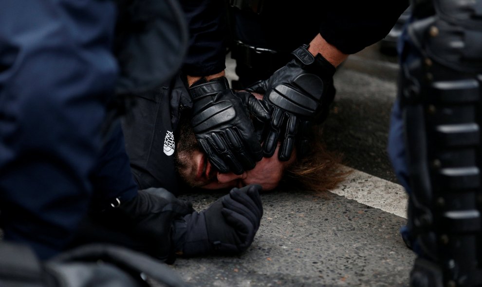 La Policía detiene aun hombre cerca de la estación de tren de Saint Lazare.- REUTERS/Stephane Mahe