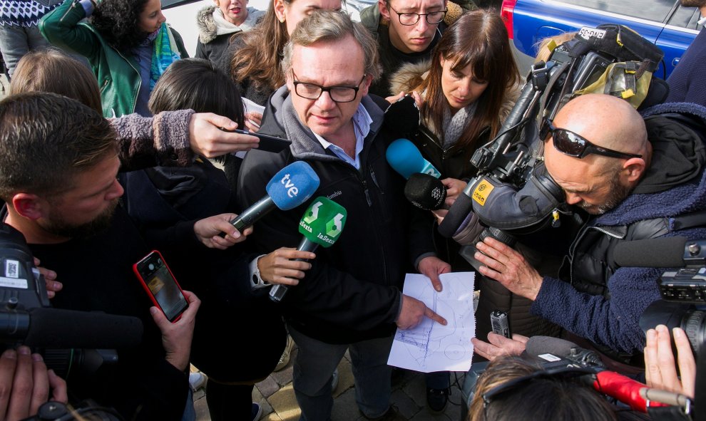 El representante del Colegio de Ingenieros y Caminos de Málaga, Ángel García, explicó a los periodistas que el dispositivo de rescate iba a iniciar una excavación de dos túneles verticales para tratar de llegar hasta JulenEFE/Álvaro Cabrera