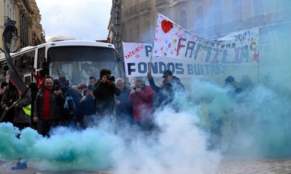 Concentración de los taxistas el lunes por la tarde en Sol, frente a la sede del gobierno regional. | Javier Soriano / AFP