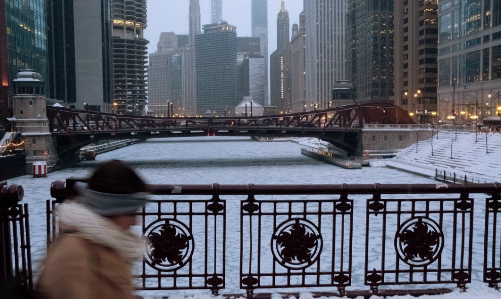 Un paseo peatonal por el río Chicago muestra el río prácticamente congelado en su totalidad. / REUTERS (Pinar Istek)