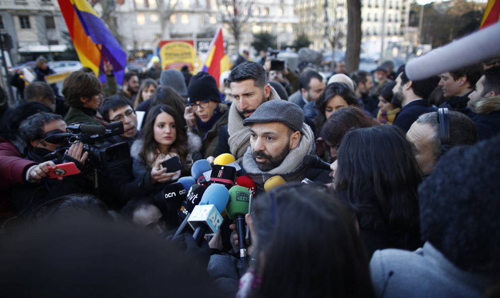 El portavoz de Ómnium Cultural, Marcel Mauri, declara ante la prensa en la concentación en apoyo a los procesados por el jucio del Procés en el Tribunal Supremo.