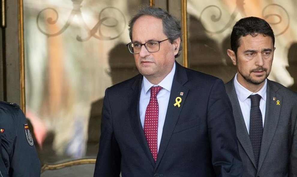 El presidente de la Generalitat, Quim Torra ,junto al conseller de Territorio, Damiá Calvet, a la salida del Tribunal Supremo en el receso para comer./EFE