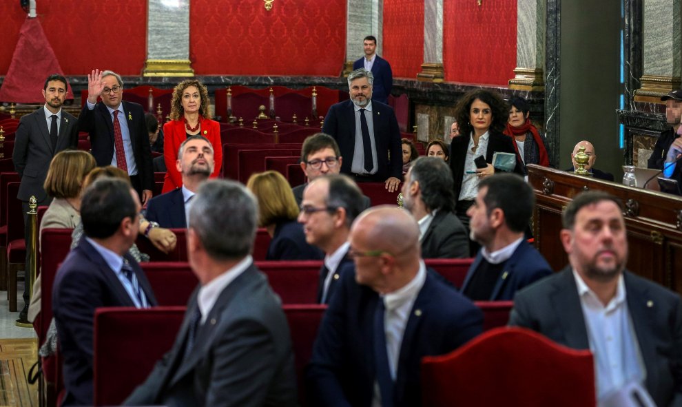 El presidente de la Generalitat, Quim Torra, saluda a los doce líderes independentistas acusados por el proceso soberanista catalán./EFE