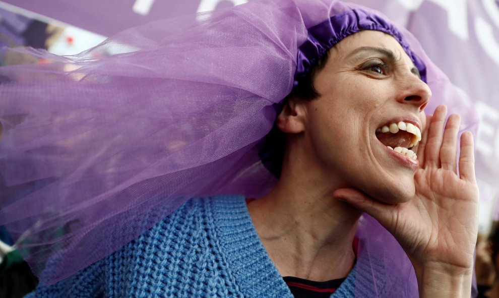 Una de las participantes en la marcha feminista de Madrid celebrada con motivo del Día de la Mujer bajo el lema "Somos imparables, ¡feministas siempre!". EFE/ Mariscal