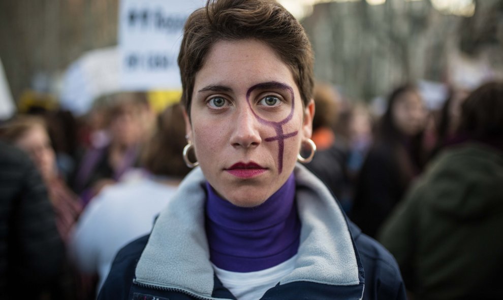 Una joven manifestante posa durante la manifestación del 8M en la Plaza de Neptuno de Madrid.-JAIRO VARGAS