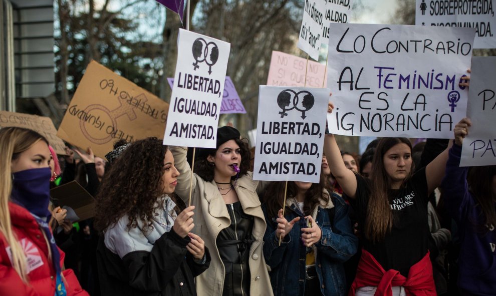 Un grupo de estudiantes participa en la manifestación del 8M y la huelga feminista en Madrid.-JAIRO VARGAS