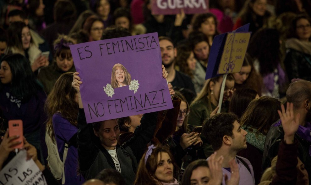 Una pancarta, durante la manifestación del 8M en Plaza de España, Madrid.- JAIRO VARGAS