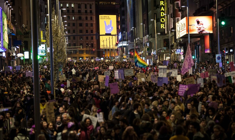 Miles de personas ocupan la Gran Vía durante la manifestación con motivo del Día de la Mujer en Madrid.- JAIRO VARGAS