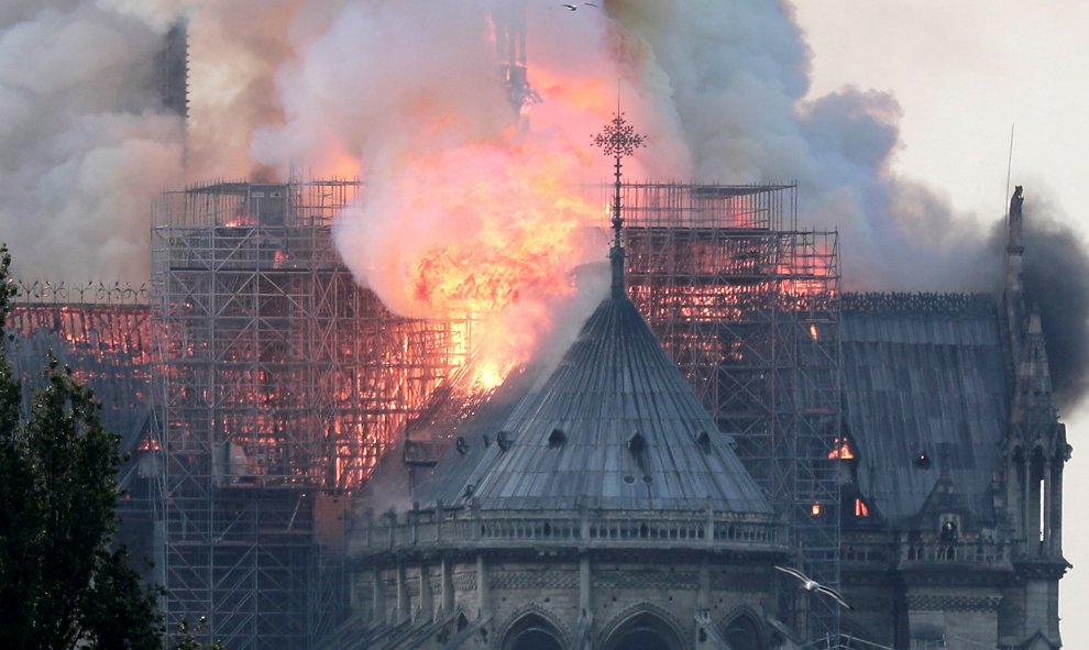 Brutal incendio en la catedral de Notre Dame. EFE