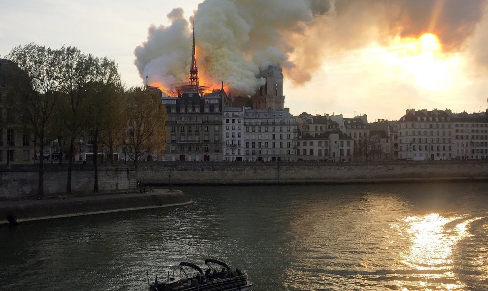 Salidas de humo de la catedral de Notre Dame durante el incendio. / Reuters