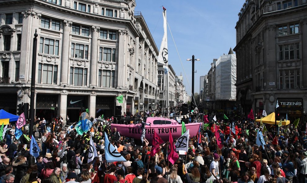 15/04/2019 - Los activistas del grupo de Extinción Rebelión se reúnen en una manifestación en el cruce de Oxford Street y Regent Street | AFP/ Daniel Leal-Olivas