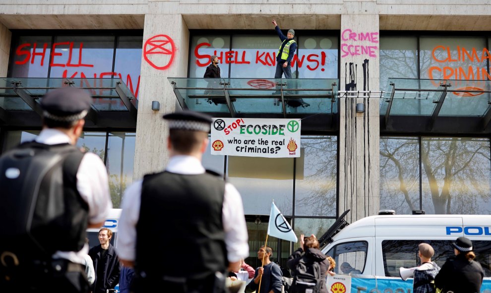 15/04/2019 - Agentes de policía ante los activistas en el porche que cubre la entrada al Shell Center, las oficinas de Royal Dutch Shell en el Reino Unido | AFP/ Tolga Akmen