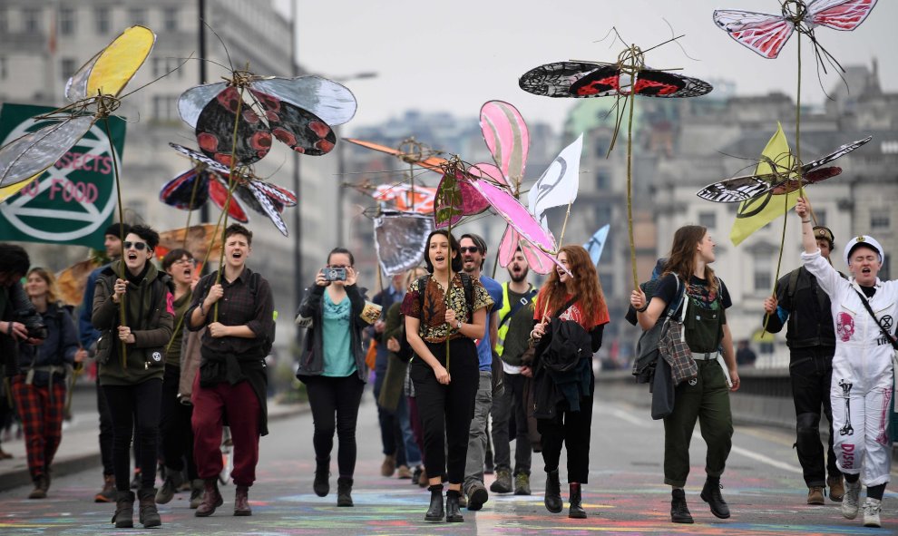 16/04/2019 - Activistas sostienen insectos como manifestación en el puente de Waterloo en el segundo día de protestas del grupo Extinction Rebellion en Londres | AFP/ Daniel Leal-Olivas