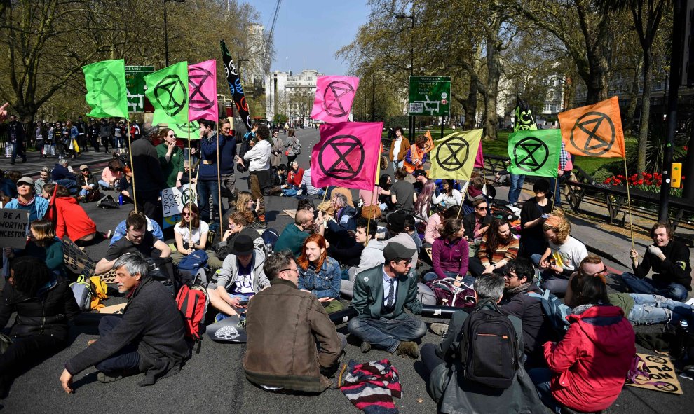 16/04/2019 - Activistas en el segundo día de protestas del grupo Extinction Rebellion en Londres | AFP/ Daniel Leal-Olivas